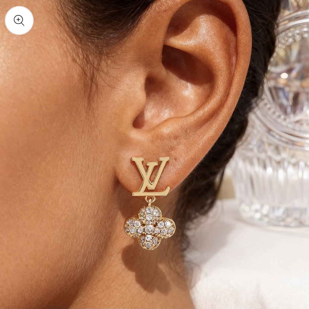 Diamond Clover Stud Earrings – Minimalist Sparkle Pendant Design (Gold & Silver)